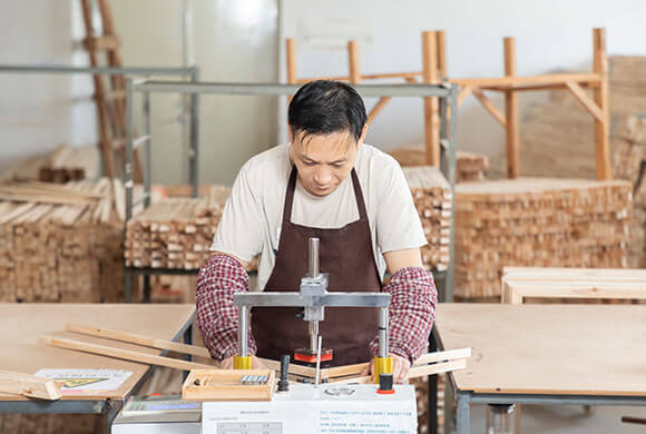 Framing workshop — solid wood frame assembly